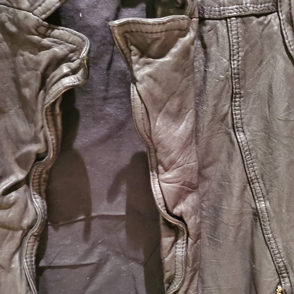 What goes around comes around Distressed Leather Vest - Picture 6 of 7